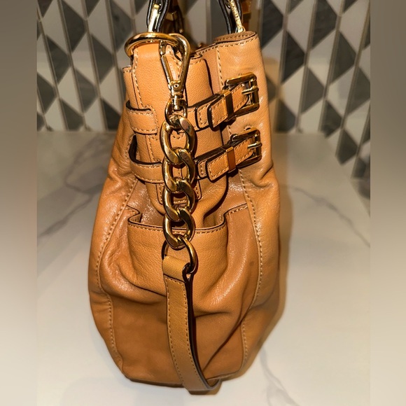 Michael Kors Edie Slouchy Leather Shoulder Bag in Leather - Picture 4 of 7